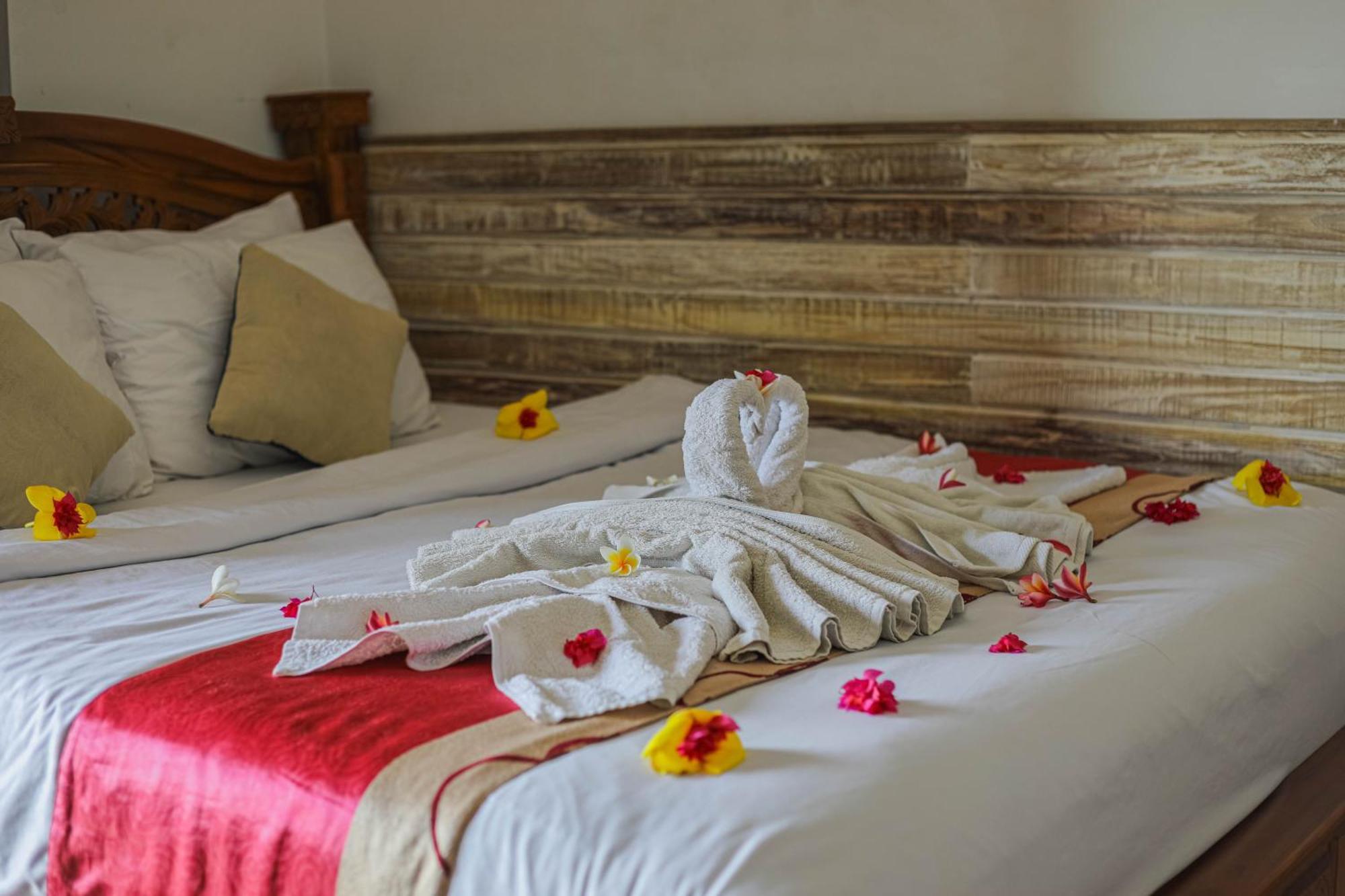 Manta Cottages With Sea View Batununggul Экстерьер фото