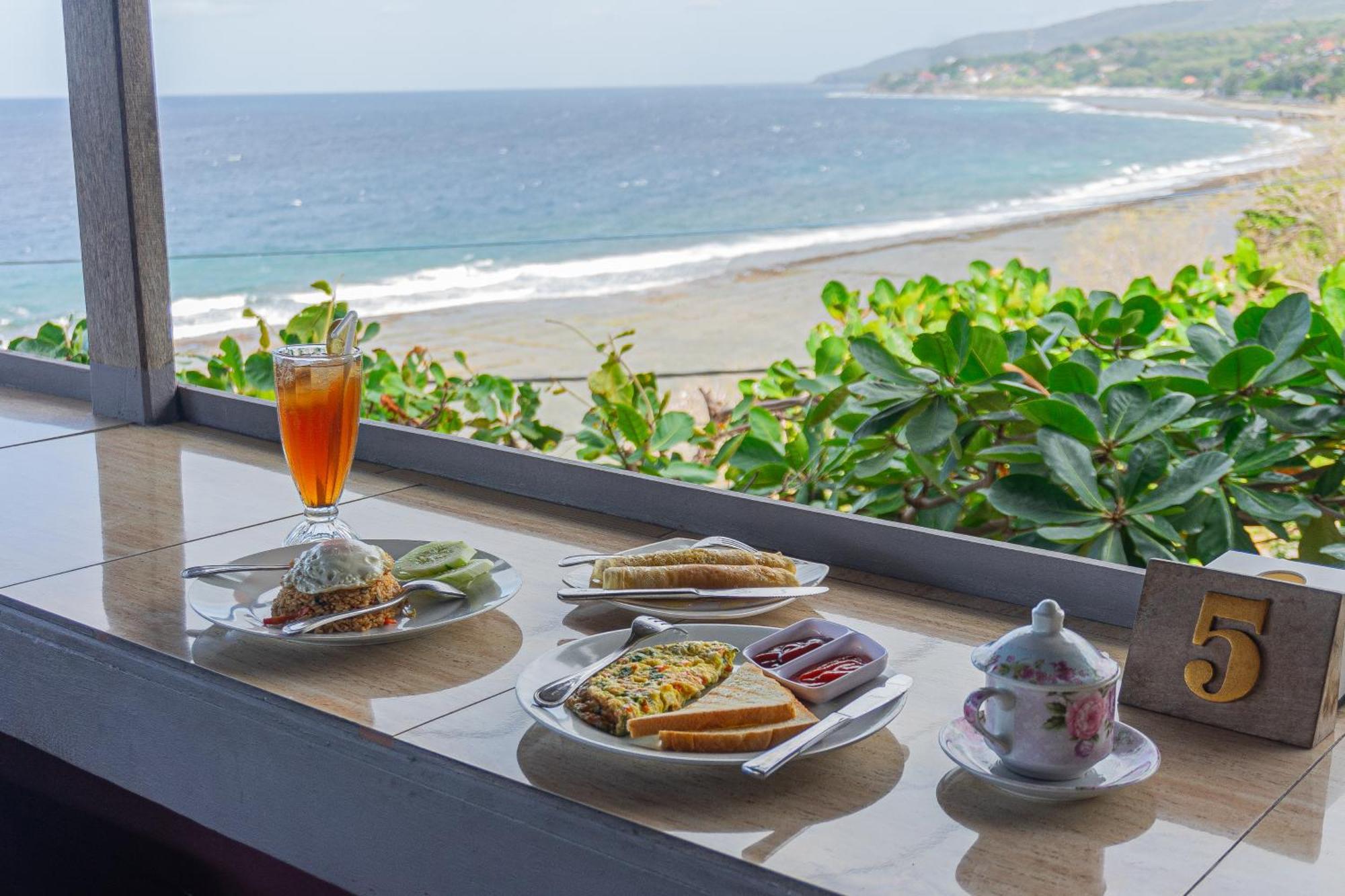 Manta Cottages With Sea View Batununggul Экстерьер фото