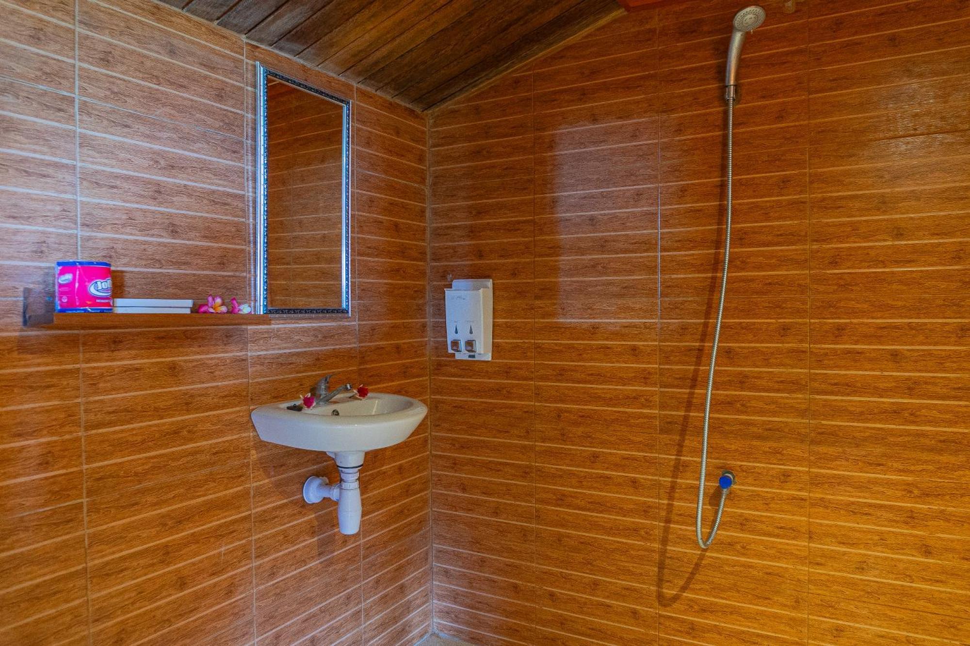 Manta Cottages With Sea View Batununggul Экстерьер фото
